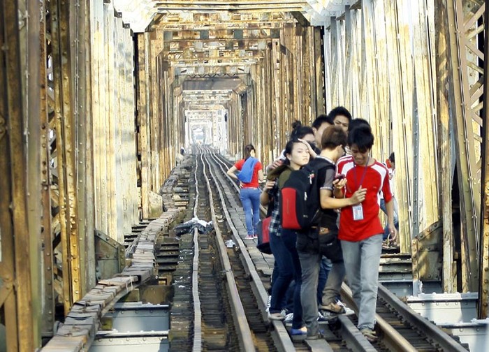 Những bạn trẻ ở Hà Nội mê mẩn vẻ đẹp của đường sắt trên cầu Long Biên bất chấp nguy hiểm